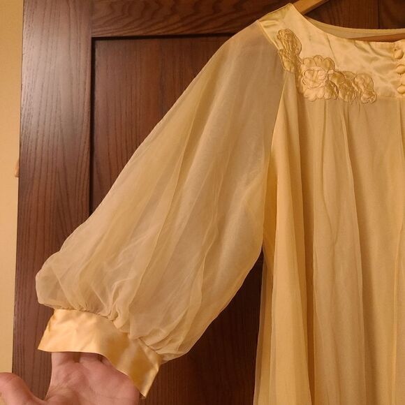 Vintage 60s Butter Yellow Chiffon Robe from Gossard Artemis - Picture 5 of 12
